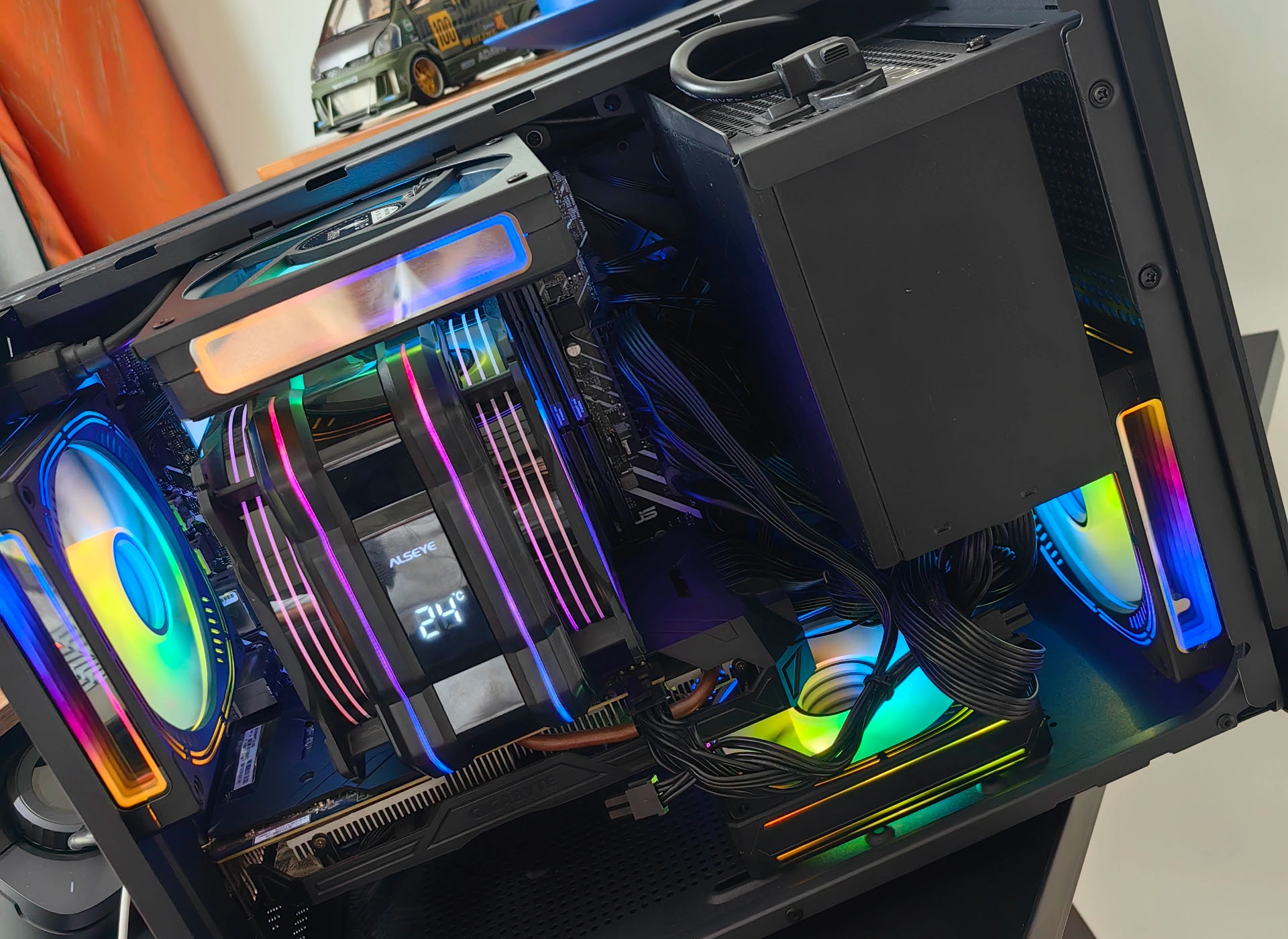 電腦DIY現(xiàn)在的人都喜歡炫酷.jpg 電腦DIY現(xiàn)在的人都喜歡炫酷.jpg