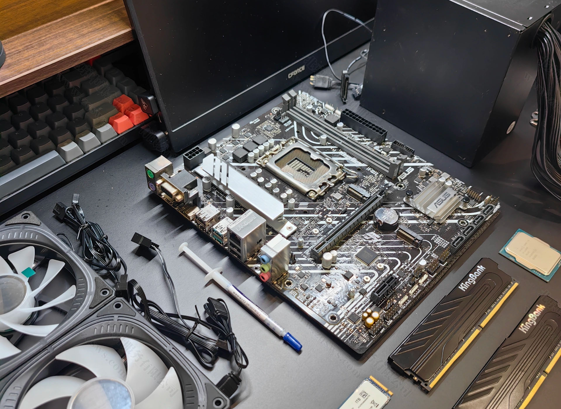 準(zhǔn)備開始裝CPU了.jpg 準(zhǔn)備開始裝CPU了.jpg