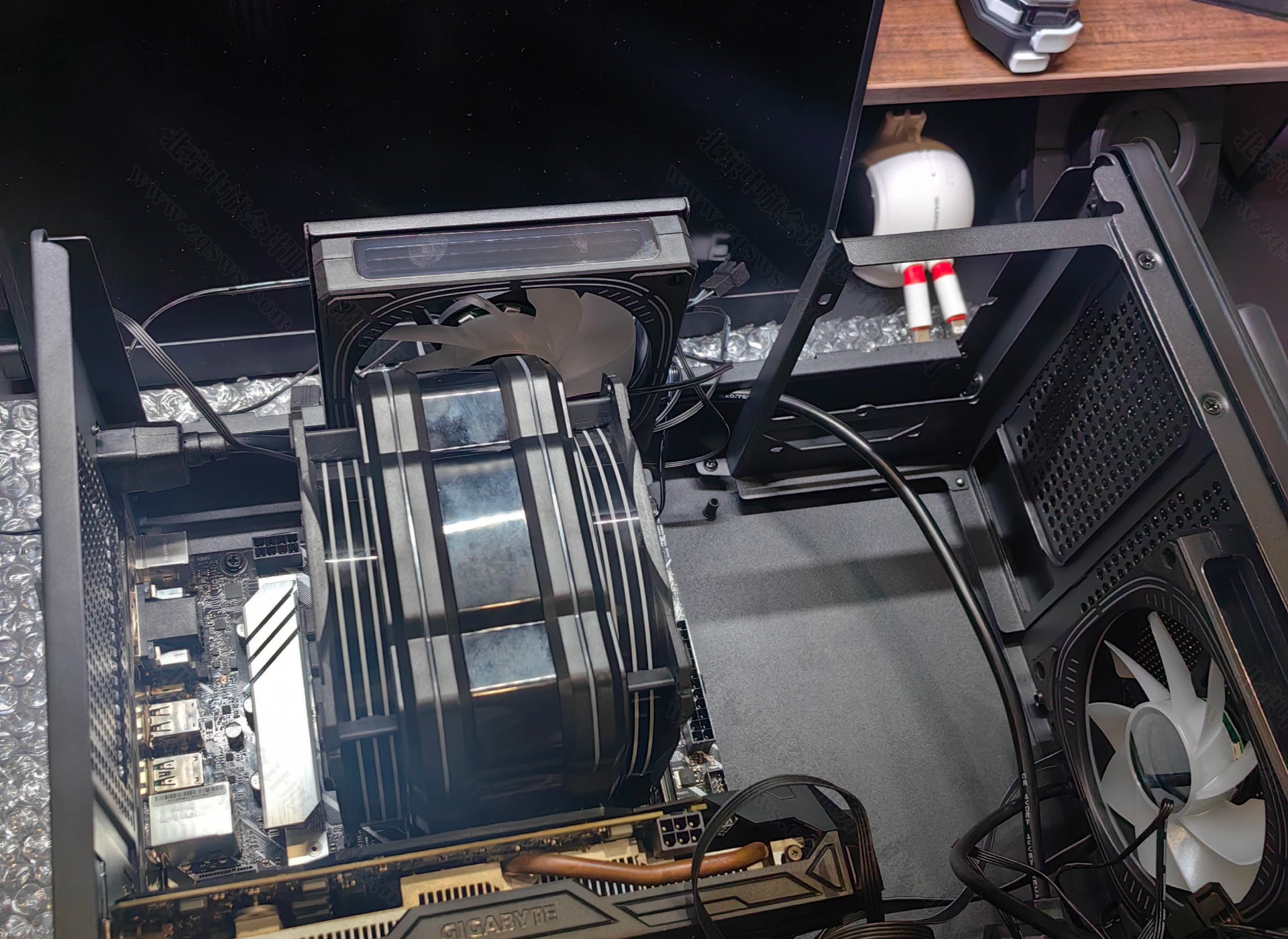 CPU壓上風(fēng)扇這樣散熱會(huì)更好.jpg CPU壓上風(fēng)扇這樣散熱會(huì)更好.jpg