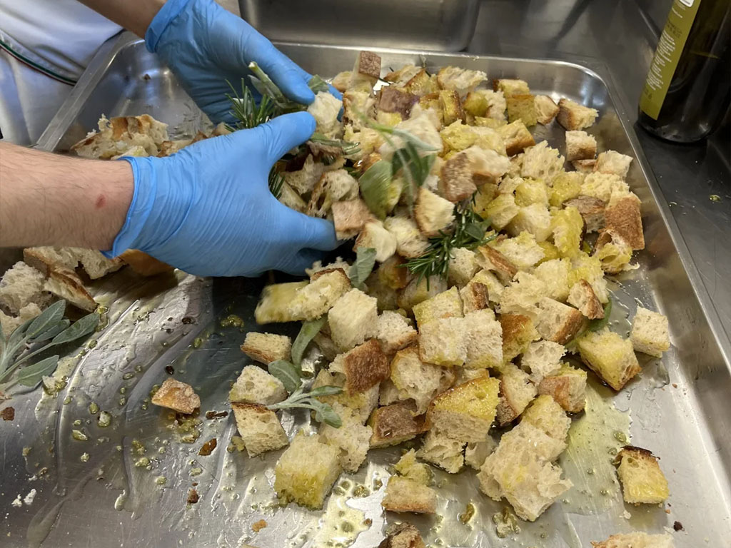 中央廚房正在料理食材.jpg 中央廚房正在料理食材.jpg