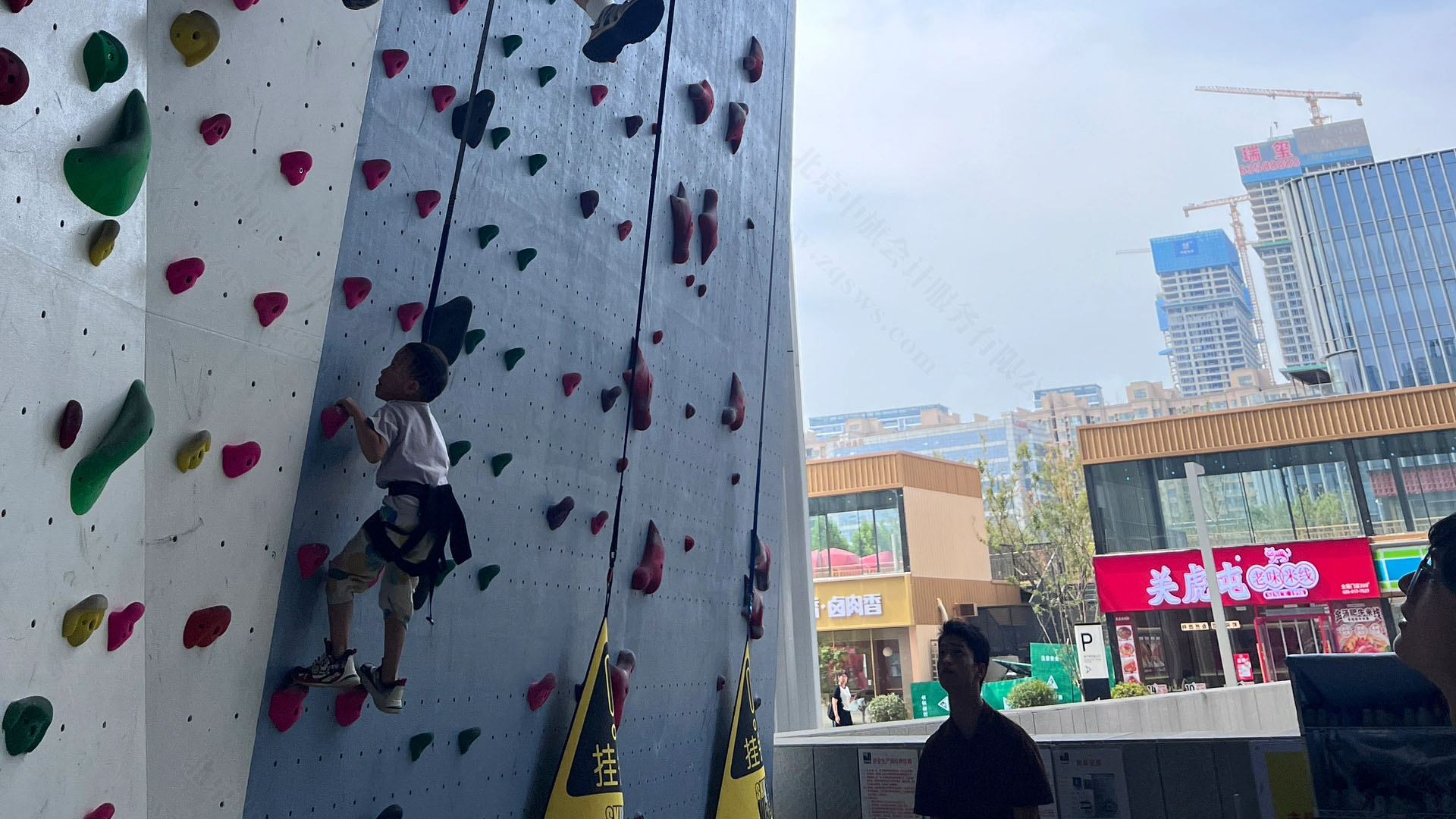 正在攀巖的小朋友們.jpg 正在攀巖的小朋友們.jpg