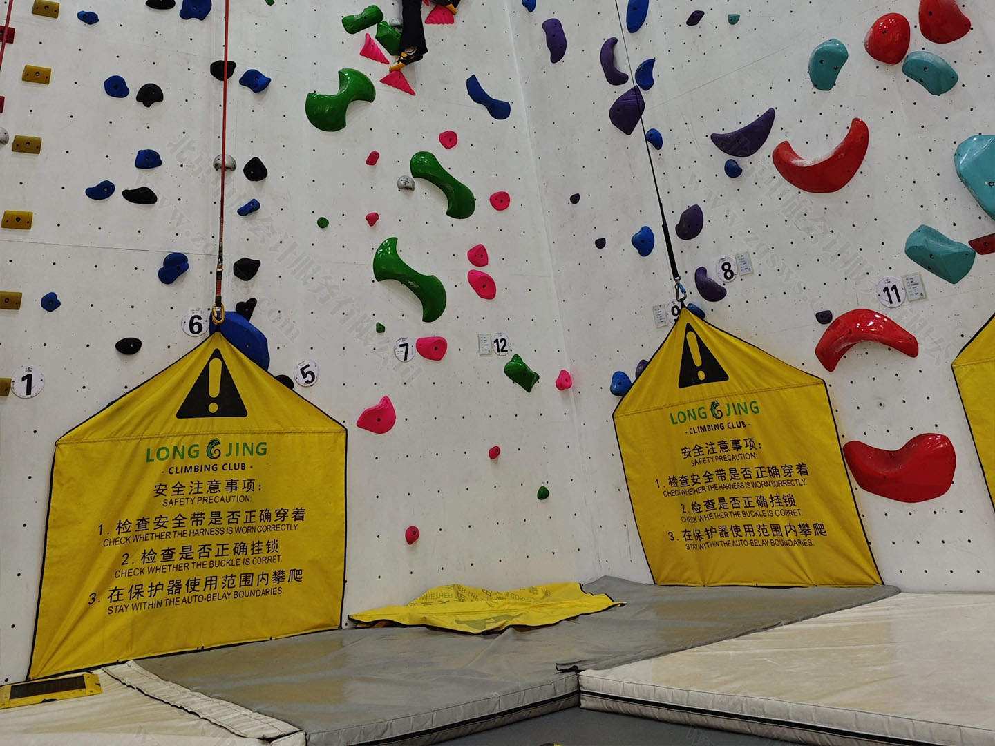 攀巖館一定要做好安全防護(hù).jpg 攀巖館一定要做好安全防護(hù).jpg