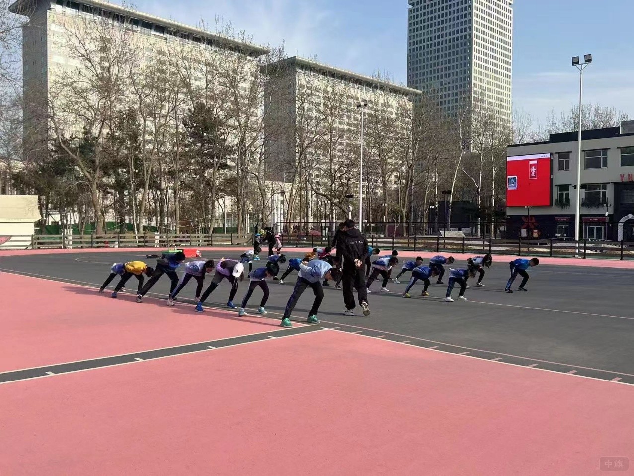 正在室外輪滑場玩輪滑的孩子們 正在室外輪滑場玩輪滑的孩子們