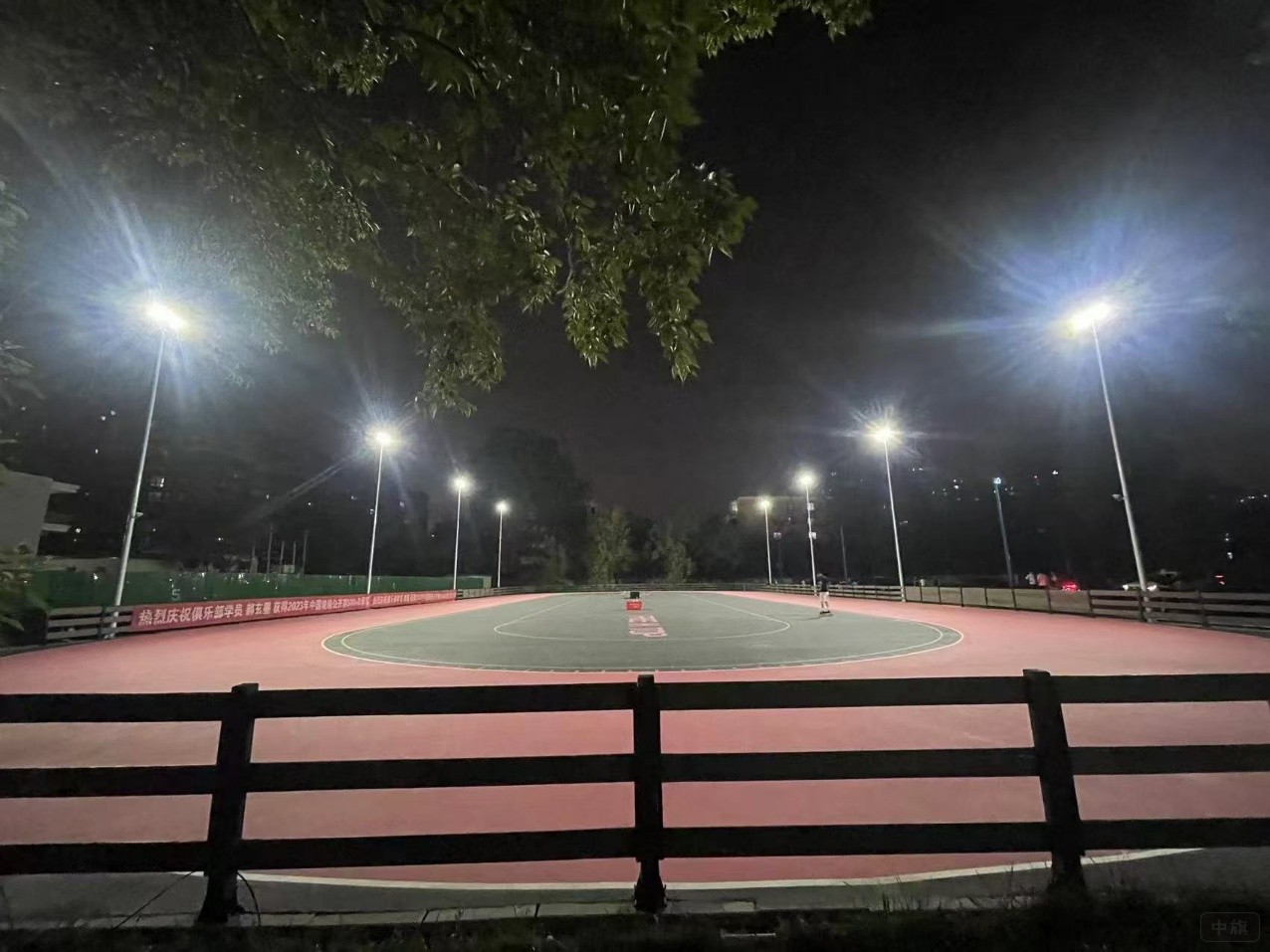 凌晨的輪滑場一個孩子還在滑輪滑 凌晨的輪滑場一個孩子還在滑輪滑