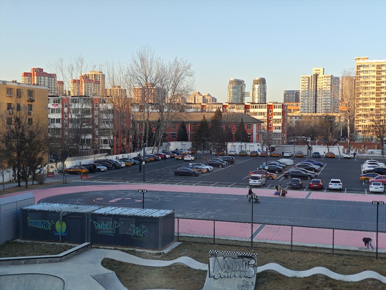 室外清晨的輪滑場 室外清晨的輪滑場