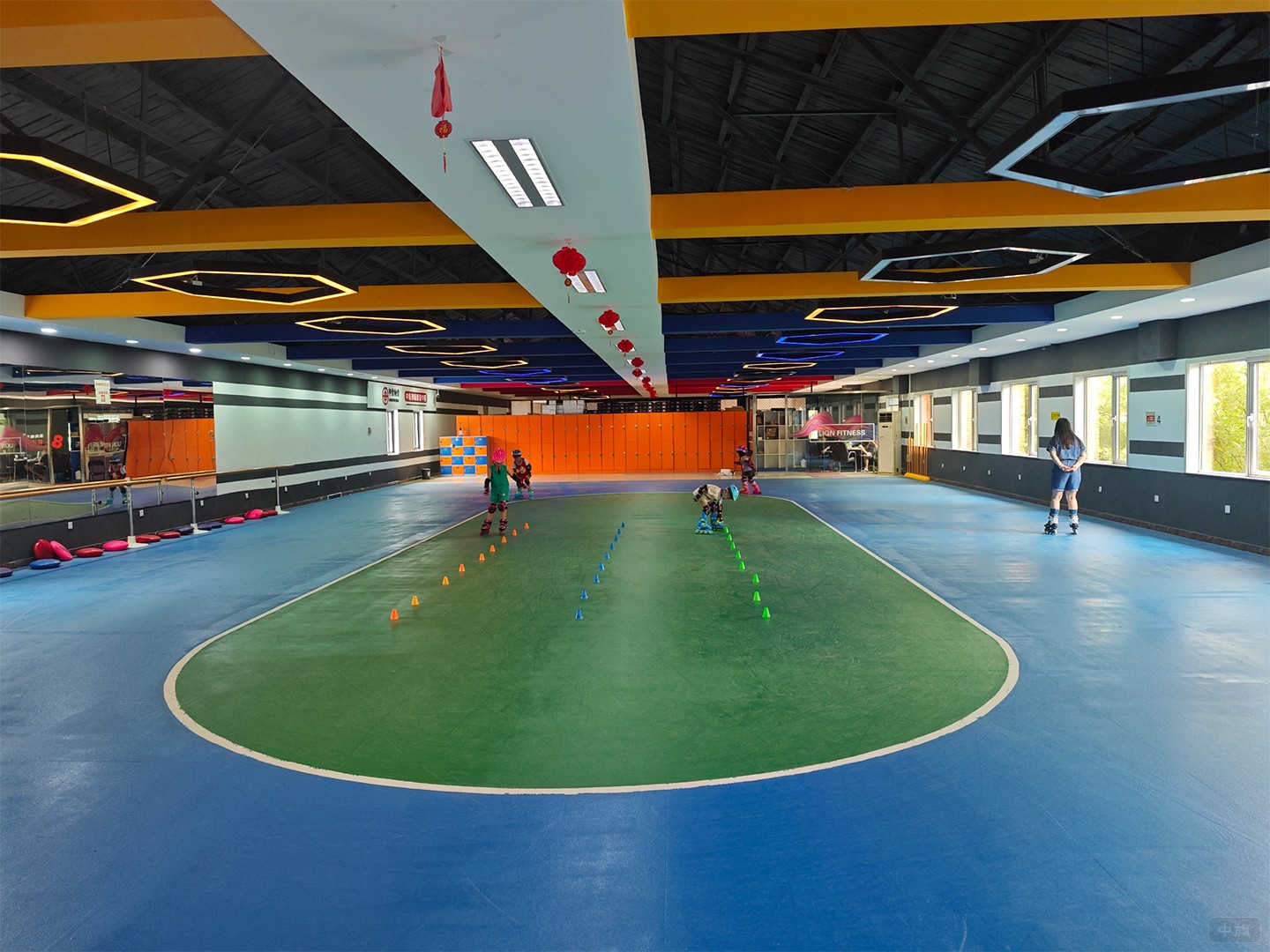 正在滑輪滑的同學(xué)們 正在滑輪滑的同學(xué)們