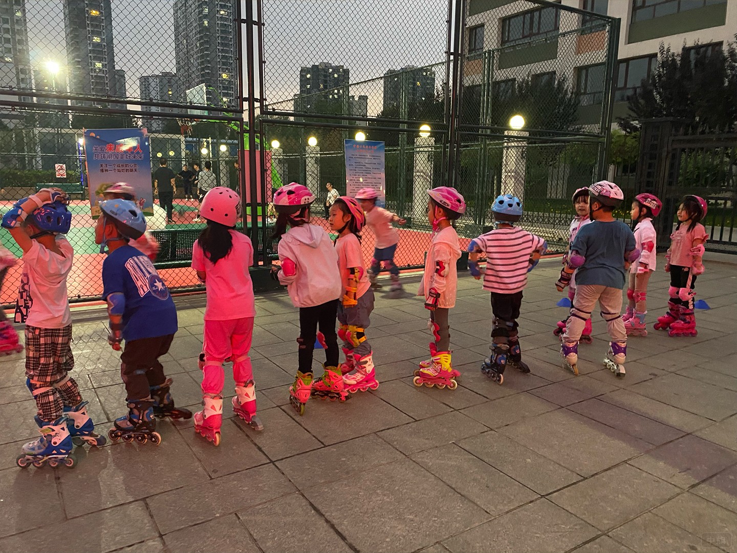 孩子們準備進入場館 孩子們準備進入場館