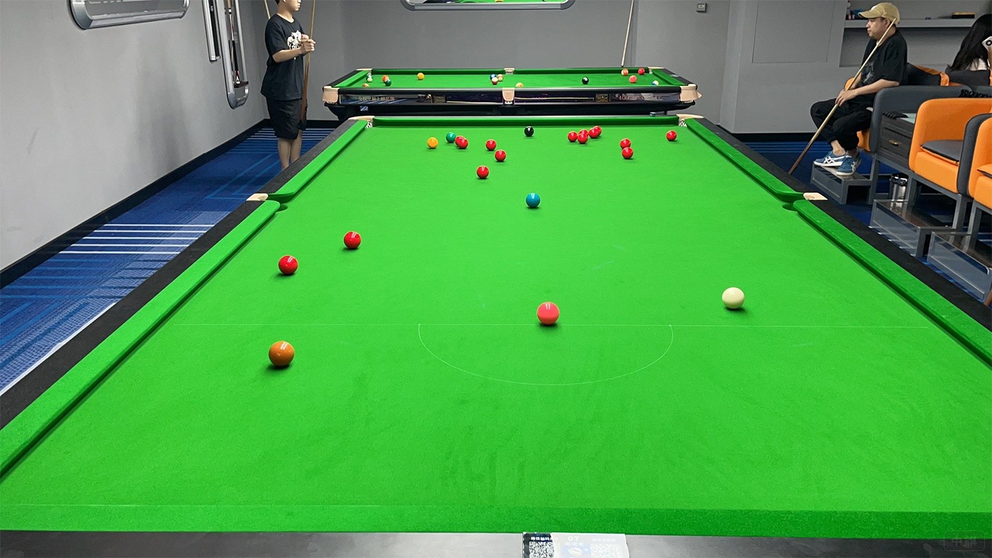 正在打臺(tái)球的孩子們