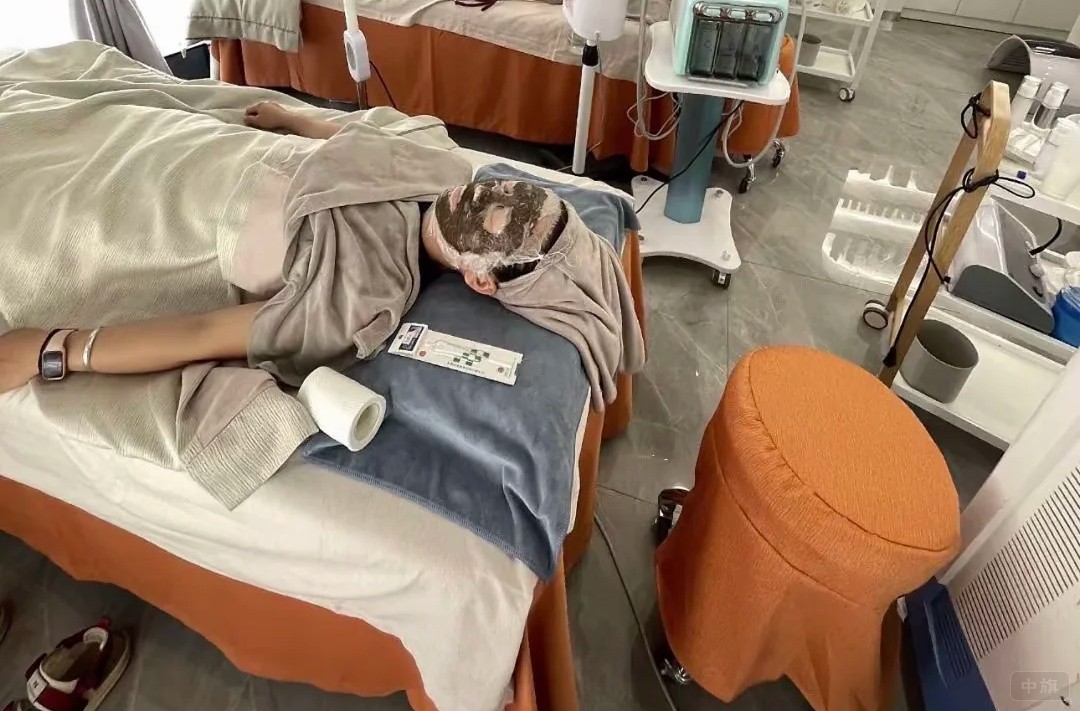 線下正在做美容的小姐姐 線下正在做美容的小姐姐