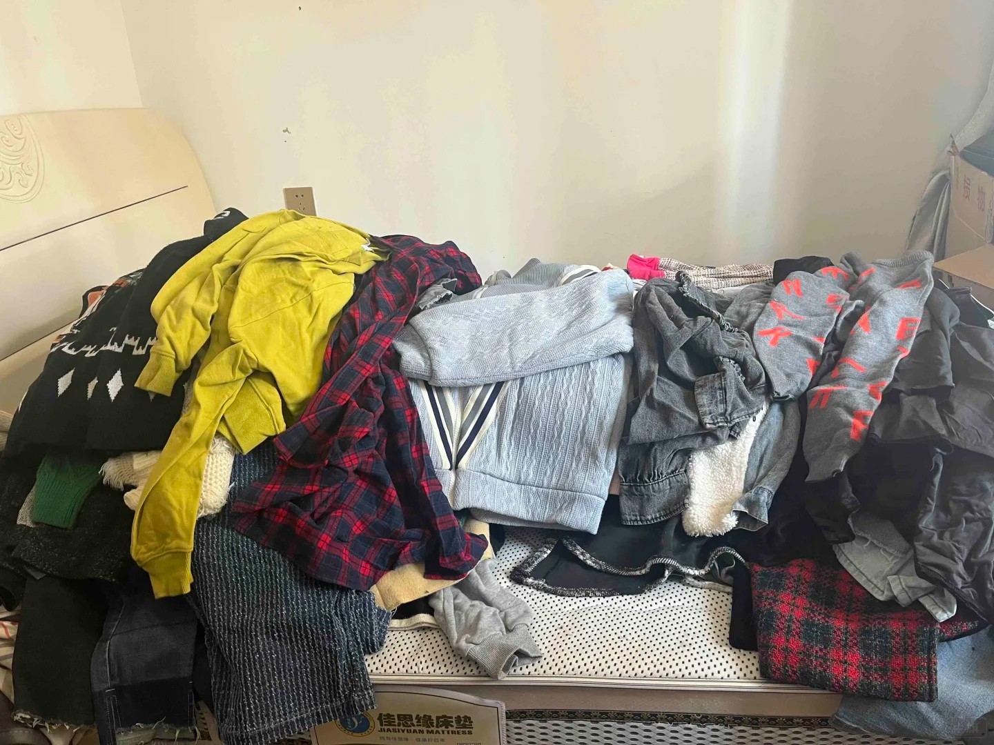 這也是家人拿來的舊衣服，都是要回收的