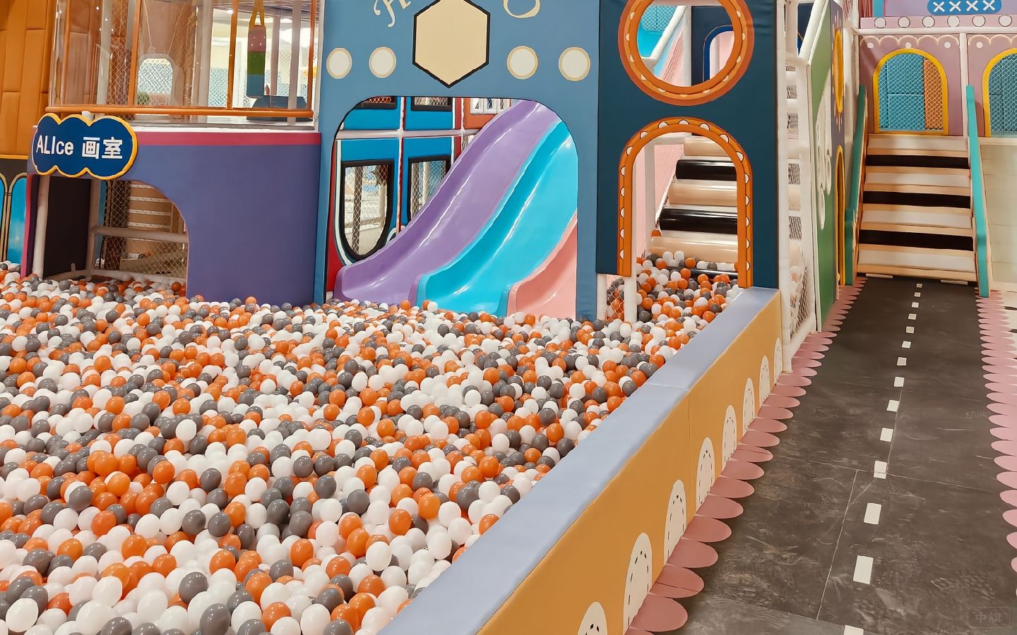 淘氣堡內(nèi)的彩虹球