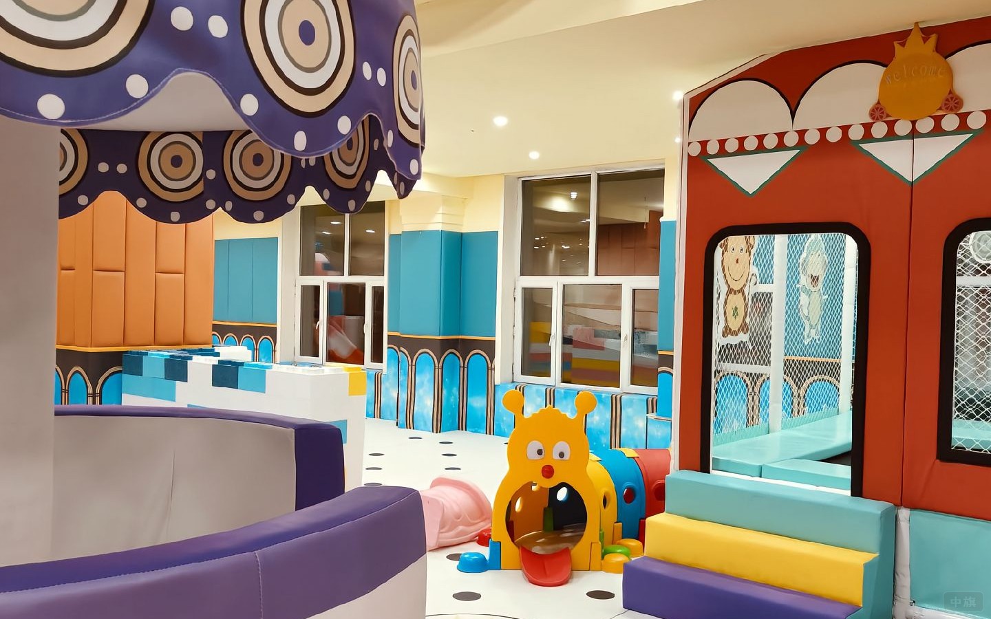 孩子們?cè)谔詺獗?nèi)可以來(lái)回爬動(dòng)