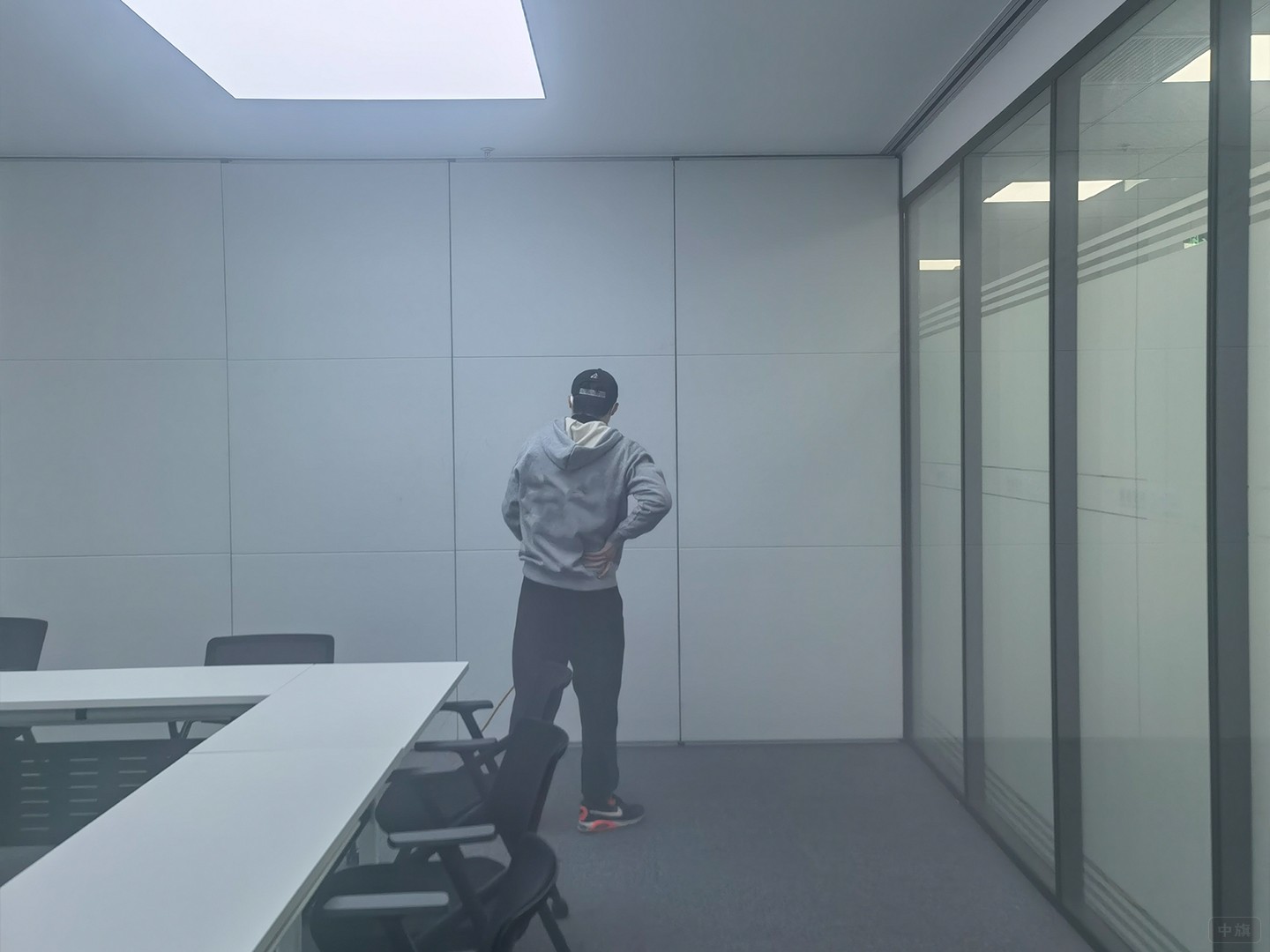 正在會(huì)議室除甲醛的師傅 正在會(huì)議室除甲醛的師傅