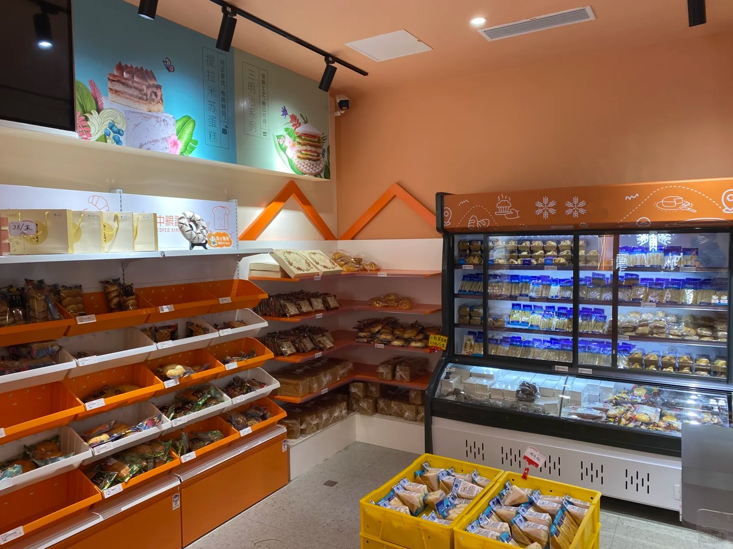 食品廠統(tǒng)一標(biāo)準(zhǔn)生產(chǎn)，然后前端售賣