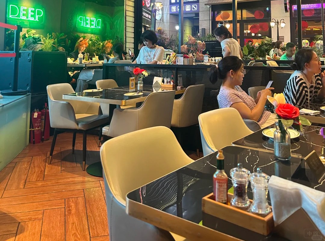 現(xiàn)在酒吧肯定都要配上餐飲 現(xiàn)在酒吧肯定都要配上餐飲