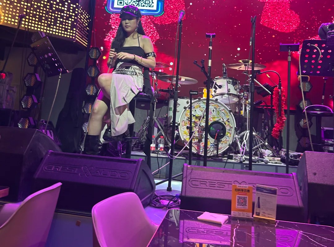 正在臺上唱歌的歌手 正在臺上唱歌的歌手