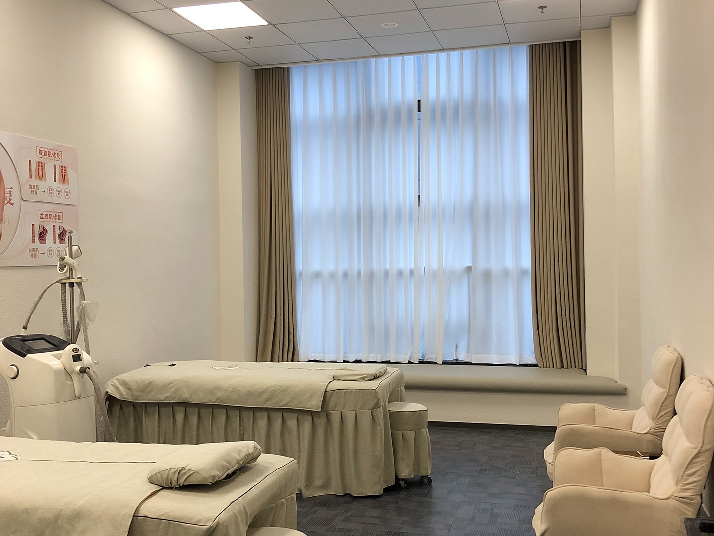 產后恢復中心的恢復床和理療儀器