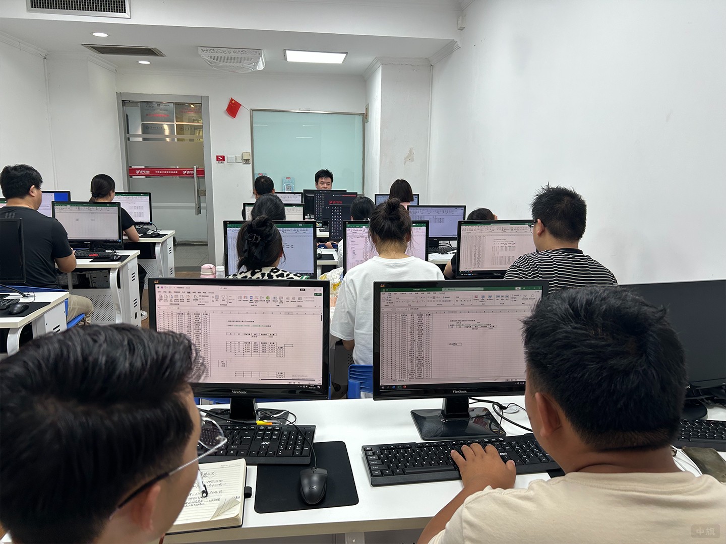 正在學(xué)word腳本的學(xué)生們