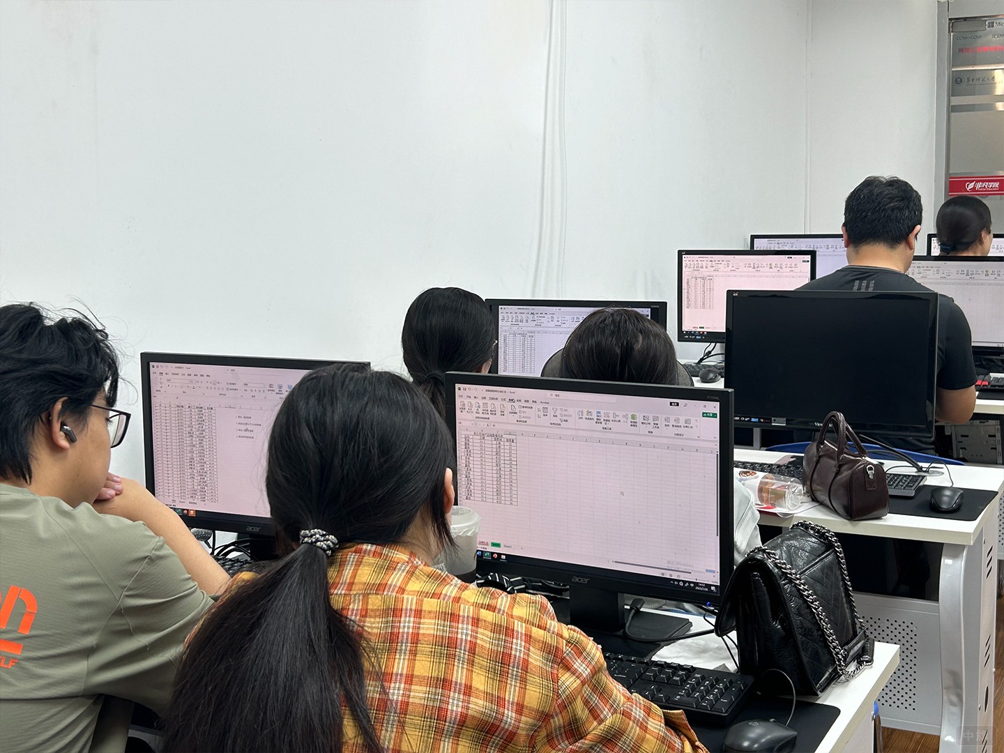 正在學(xué)習(xí)編程的孩子們