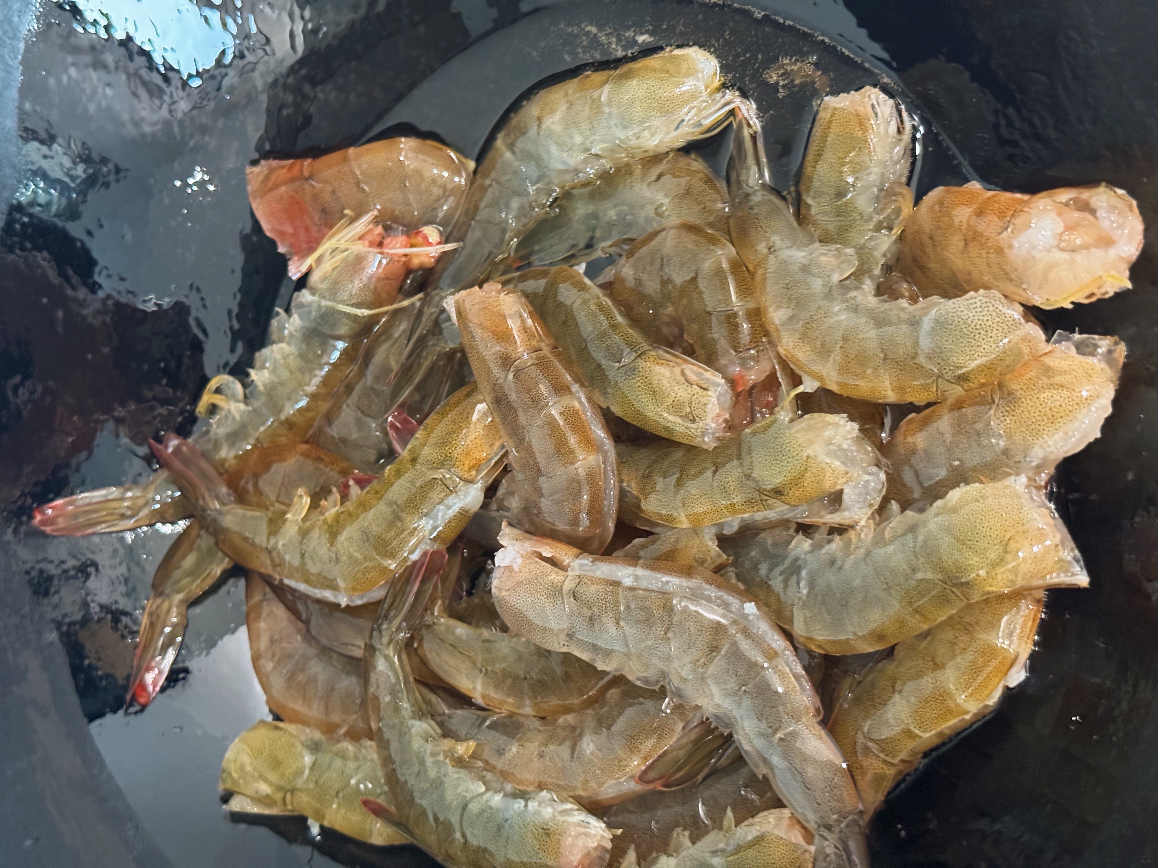 新鮮的蝦剛下鍋 新鮮的蝦剛下鍋