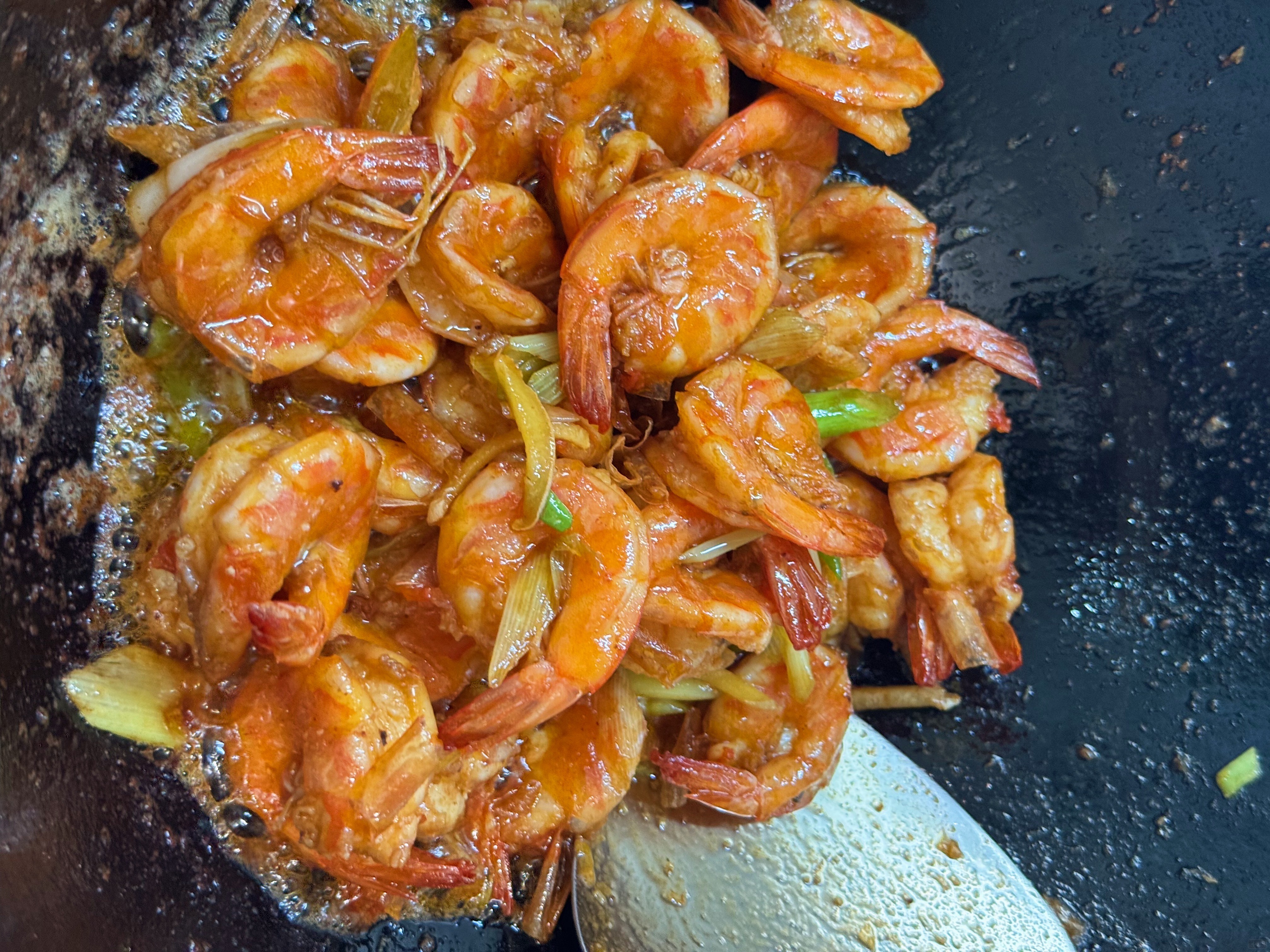 炒好的鮮蝦已經(jīng)成功上色了 炒好的鮮蝦已經(jīng)成功上色了