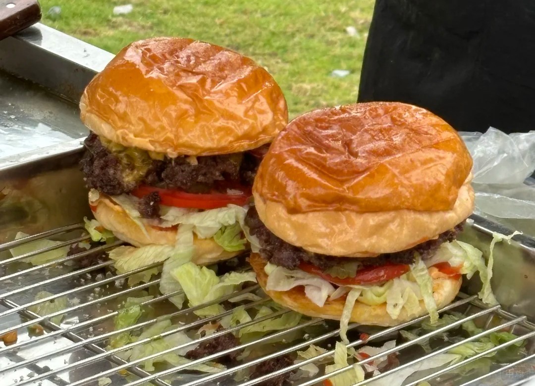 剛做出來的漢堡