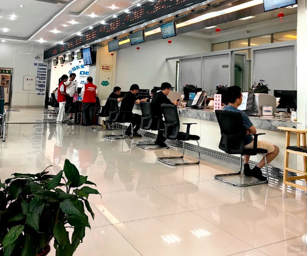 現(xiàn)場(chǎng)正在辦理營(yíng)業(yè)執(zhí)照 現(xiàn)場(chǎng)正在辦理營(yíng)業(yè)執(zhí)照