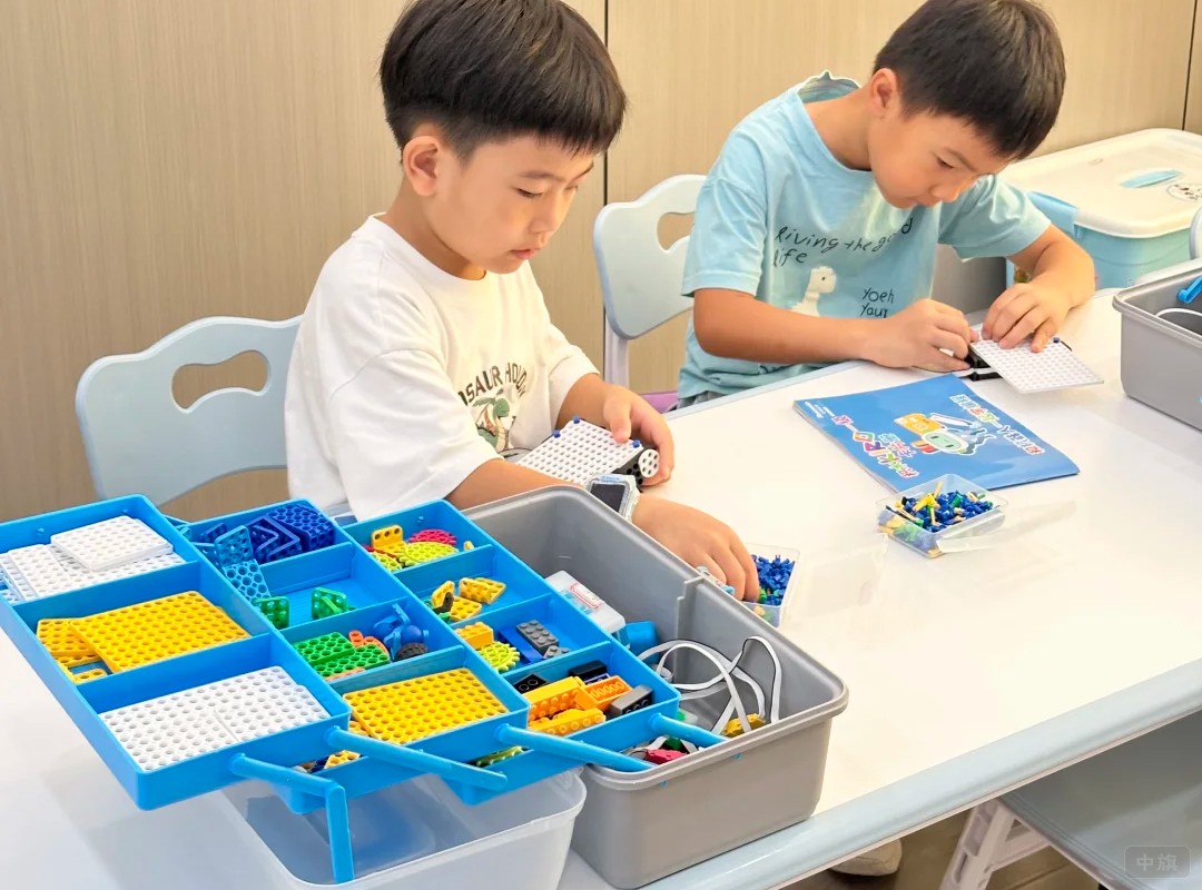 正在學(xué)習(xí)拼接的兩個(gè)男孩子 正在學(xué)習(xí)拼接的兩個(gè)男孩子