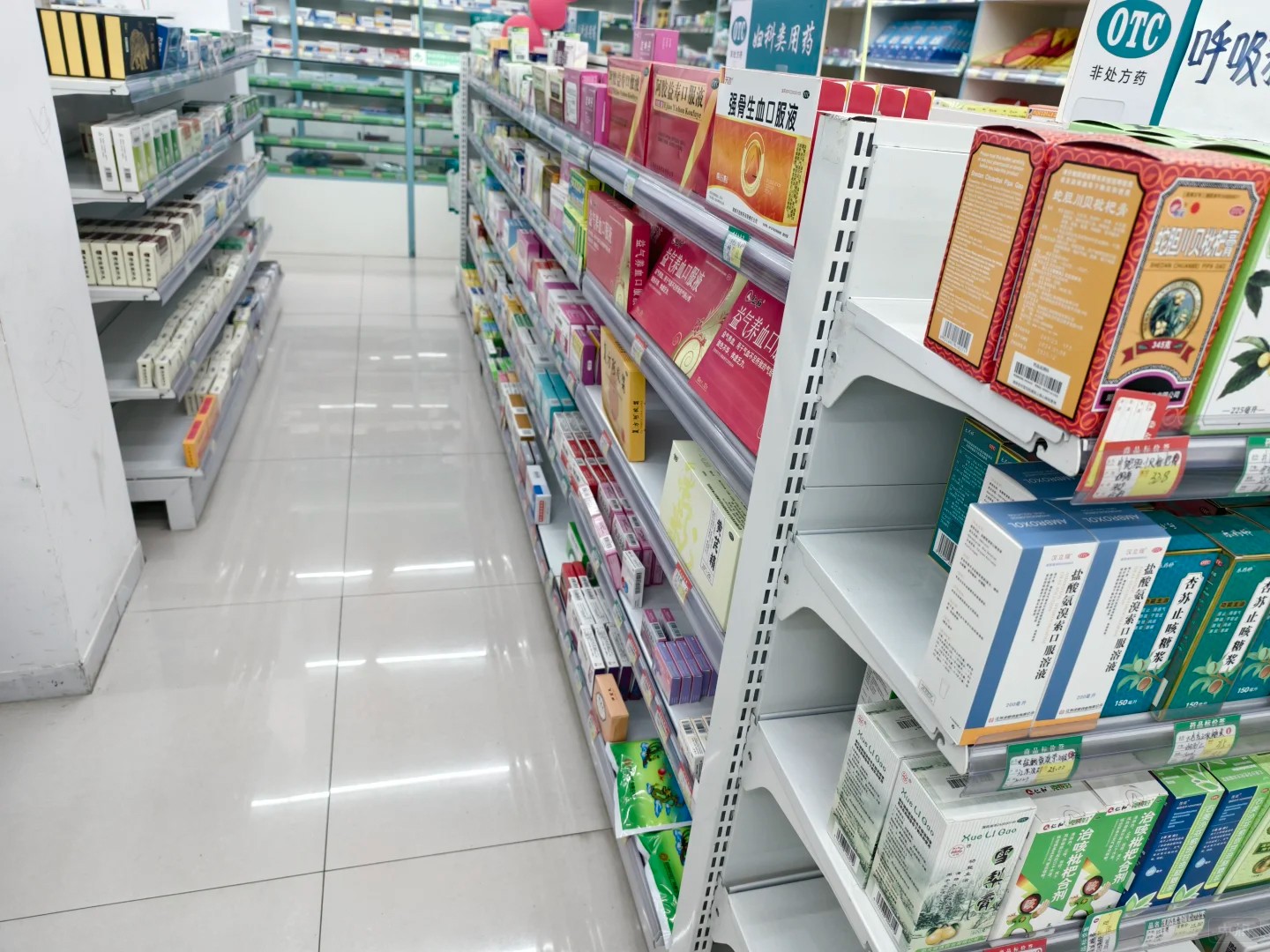 藥店內(nèi)現(xiàn)在人煙罕至啊 藥店內(nèi)現(xiàn)在人煙罕至啊