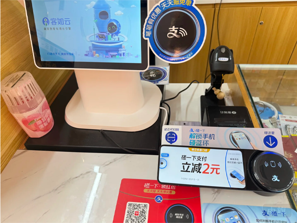 看看這個(gè)收銀的工作臺(tái) 看看這個(gè)收銀的工作臺(tái)