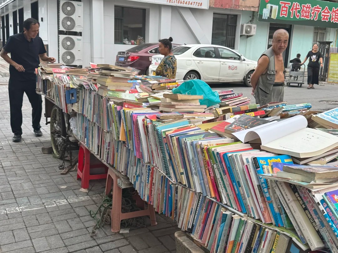 街邊擺攤賣(mài)二手書(shū)的王爺爺 街邊擺攤賣(mài)二手書(shū)的王爺爺