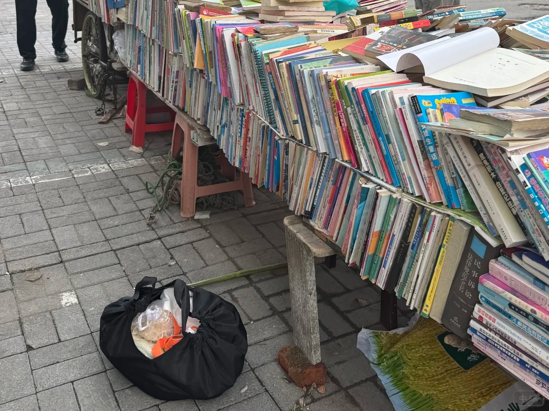 這個(gè)書(shū)攤還是比較大的 這個(gè)書(shū)攤還是比較大的