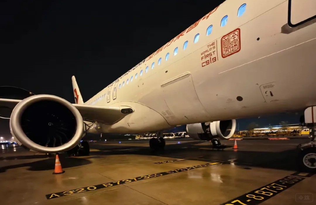 機務(wù)工程師正在檢修飛機 機務(wù)工程師正在檢修飛機