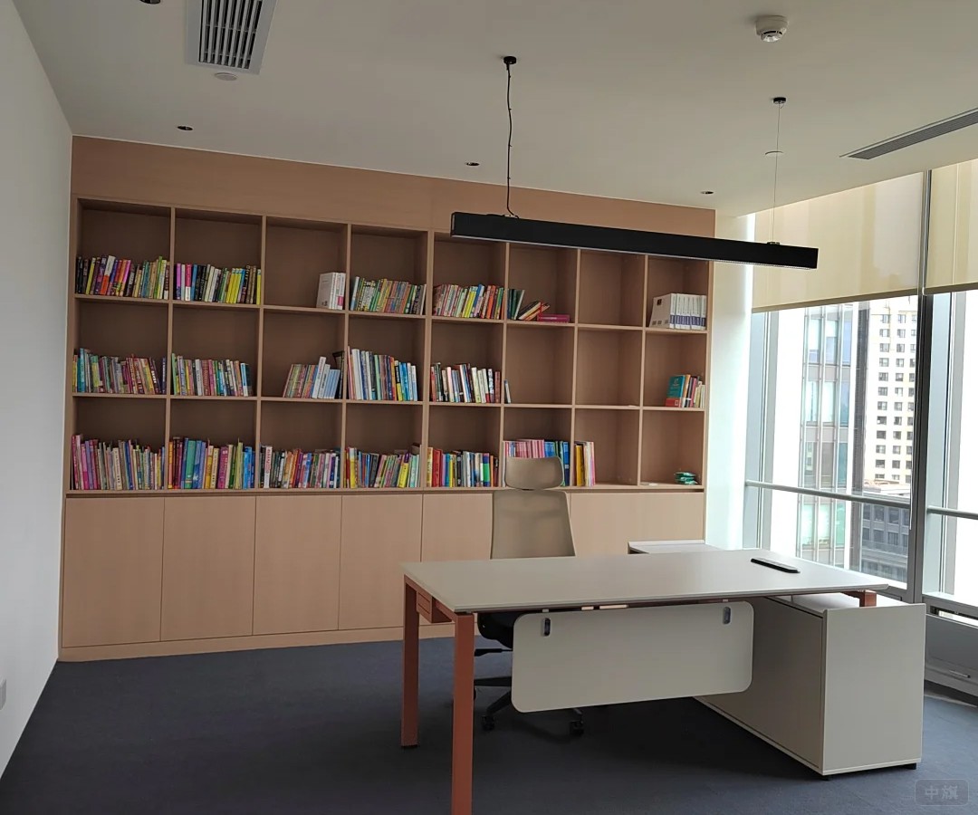 剛裝修號(hào)的教育機(jī)構(gòu)老師辦公室