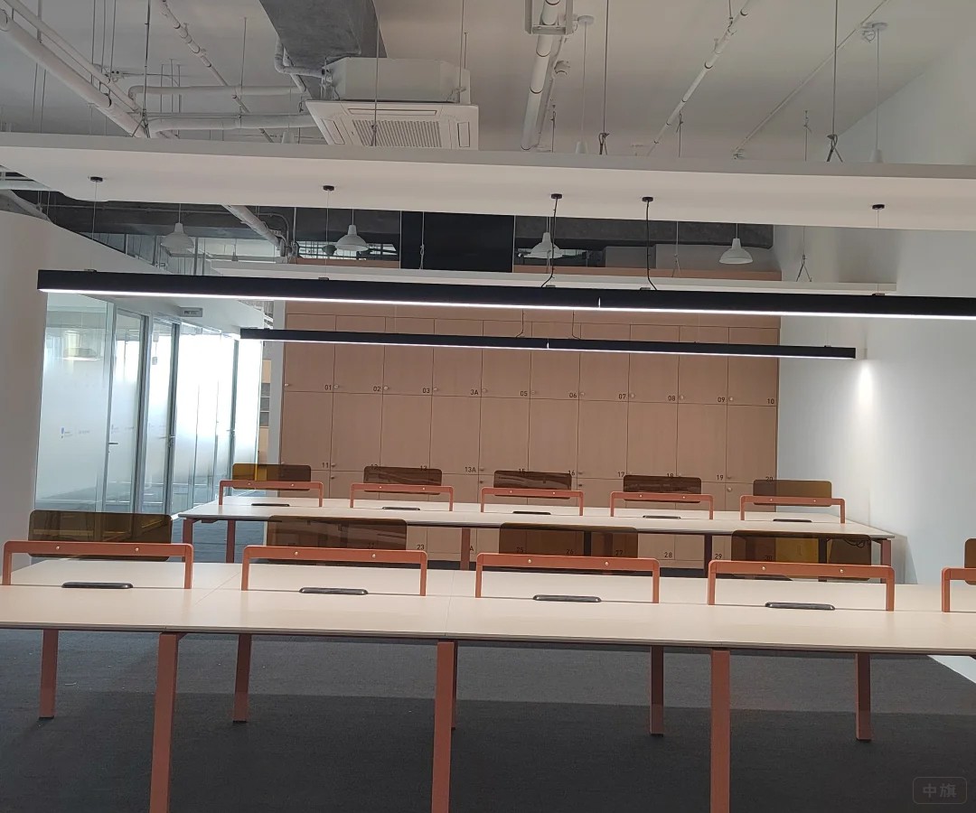 剛裝好的教育培訓(xùn)機(jī)構(gòu)，這里是上課的地方