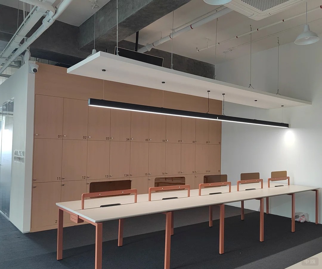 前邊是培訓(xùn)的地方，后邊是衣服柜，可以放書(shū)包