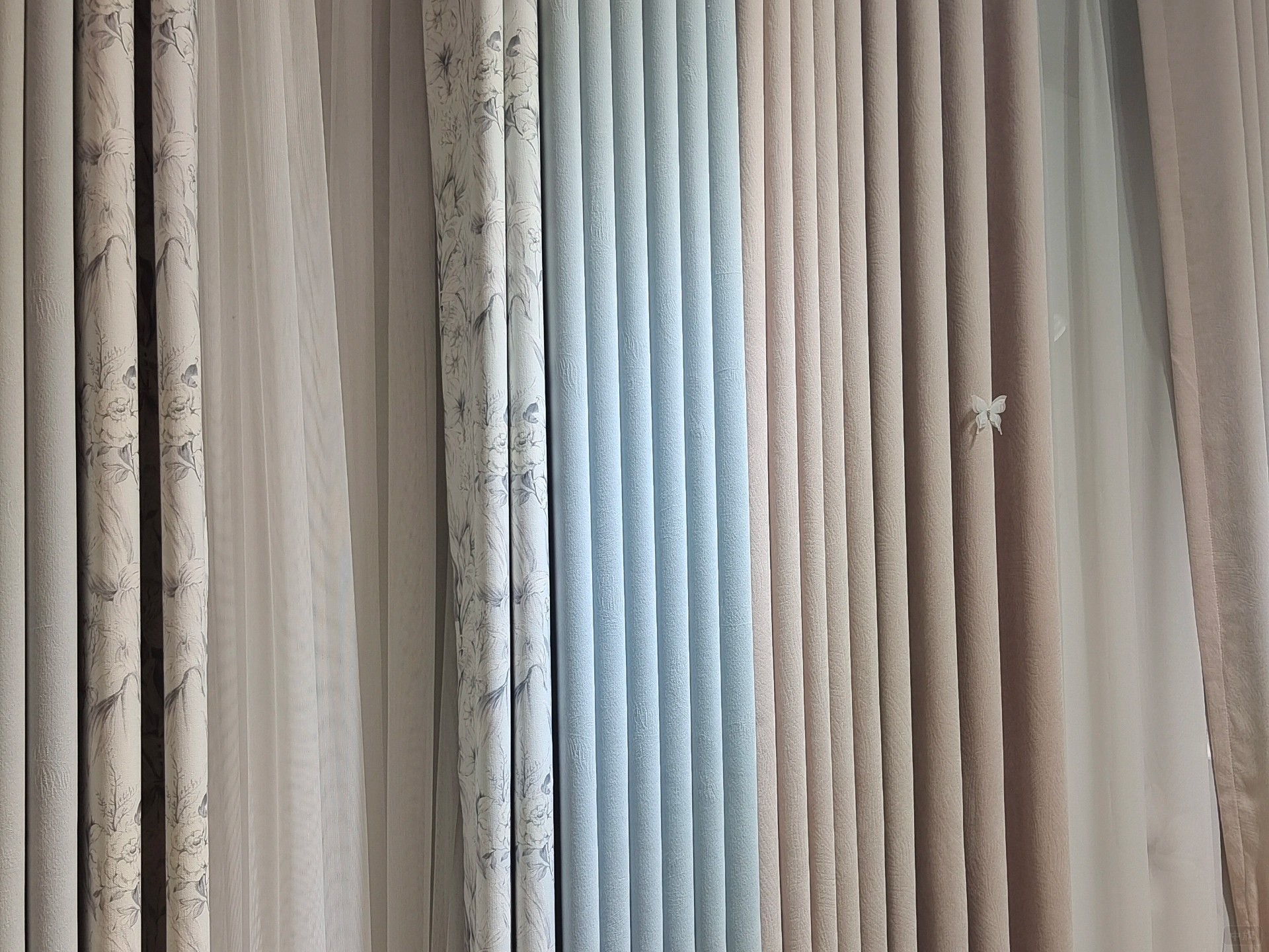 這窗簾看著就非常的漂亮 這窗簾看著就非常的漂亮