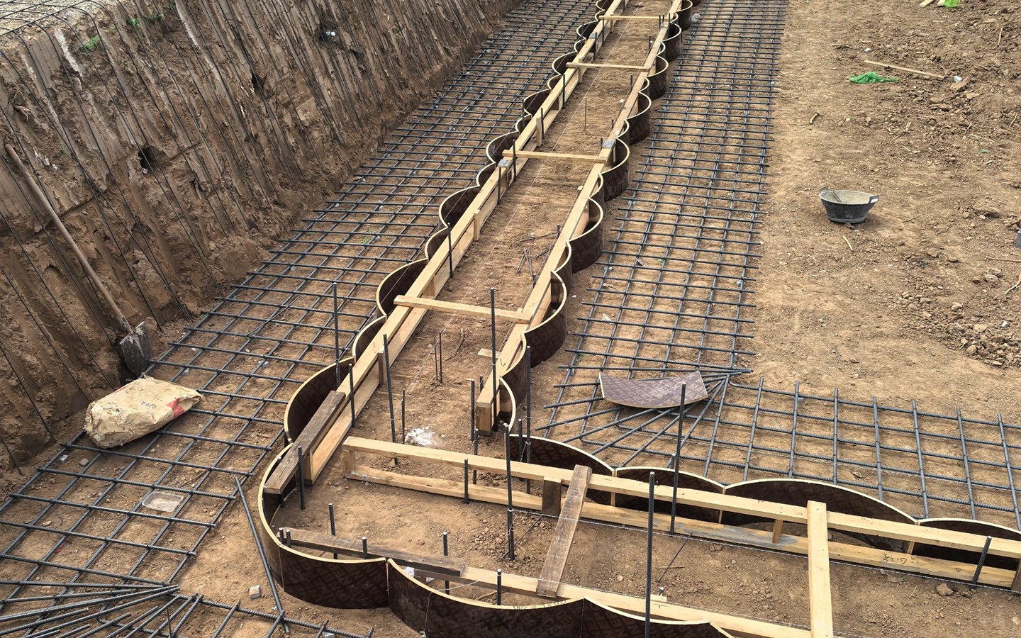 基坑邊坡噴錨施工，先使用錨桿機(jī)鉆孔插入錨桿，然后綁扎鋼筋網(wǎng)片