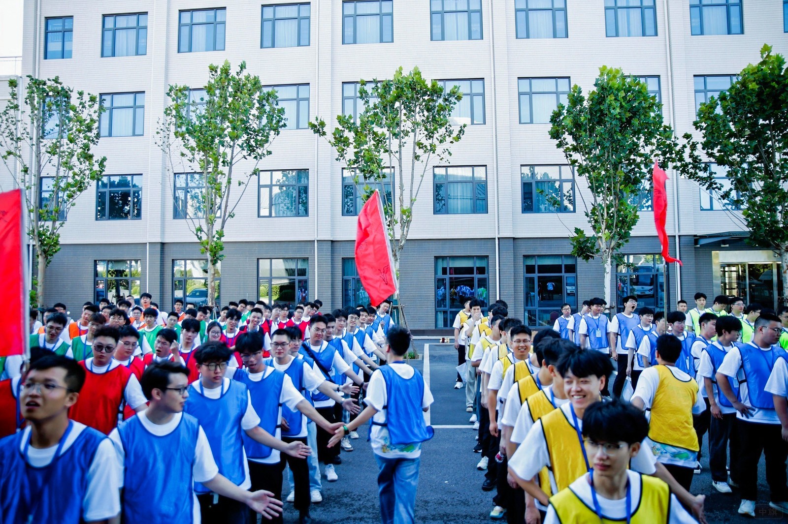 正在進行拓展活動的員工們 正在進行拓展活動的員工們