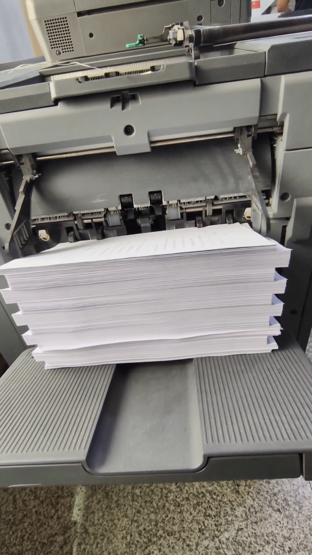 正在給客戶(hù)印刷宣傳冊(cè) 正在給客戶(hù)印刷宣傳冊(cè)