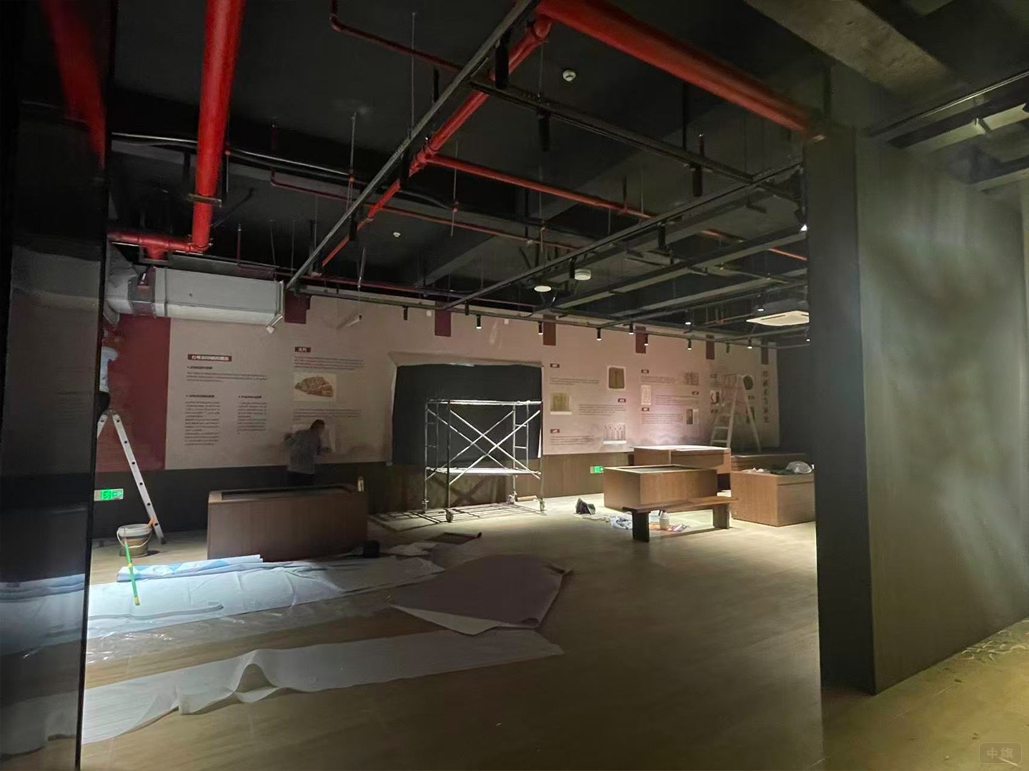 廣告公司進(jìn)入公司的玄關(guān)處正在裝修 廣告公司進(jìn)入公司的玄關(guān)處正在裝修